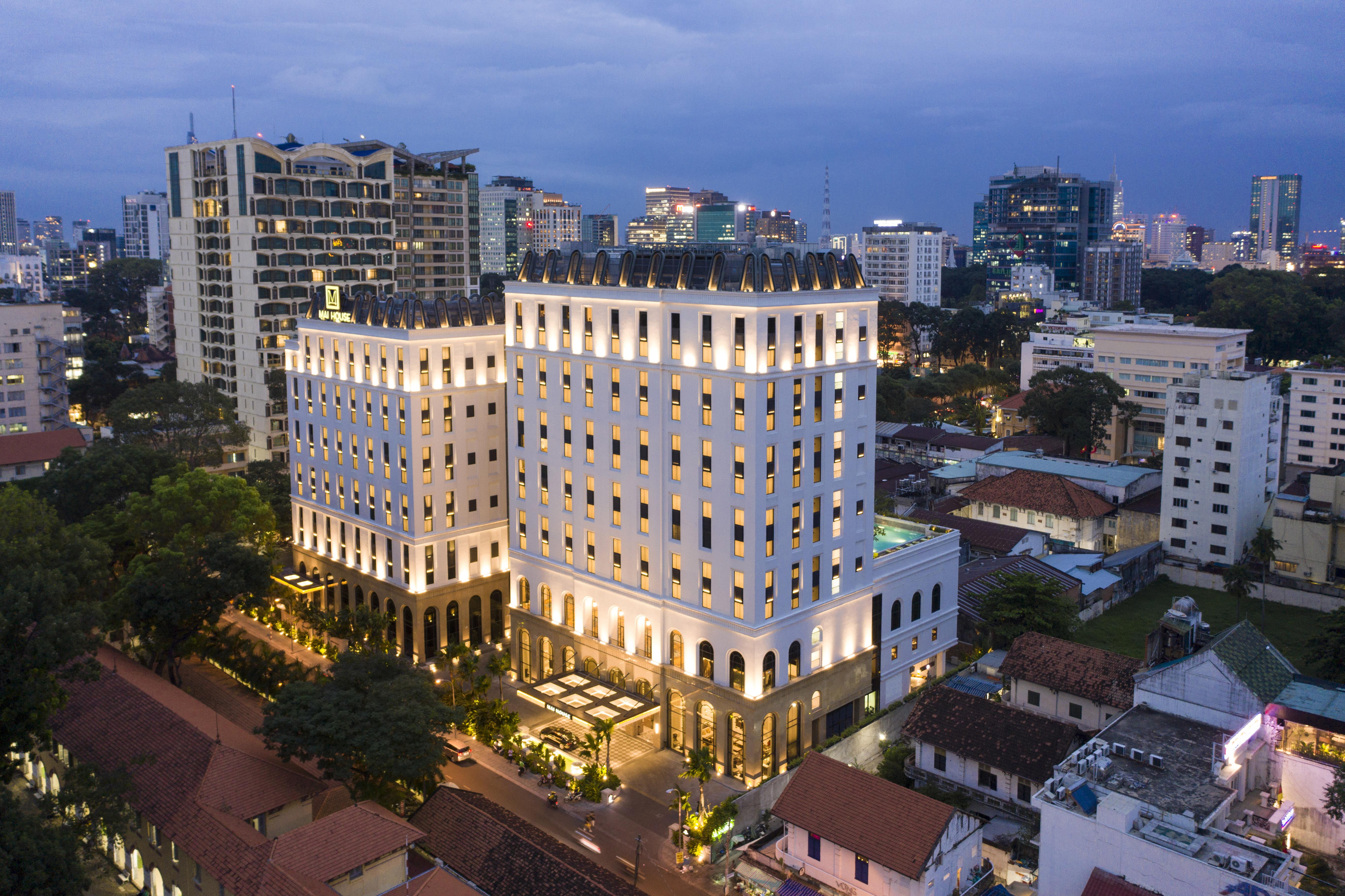 Mai House Saigon Hotel Хошимин Екстериор снимка The hotel at night