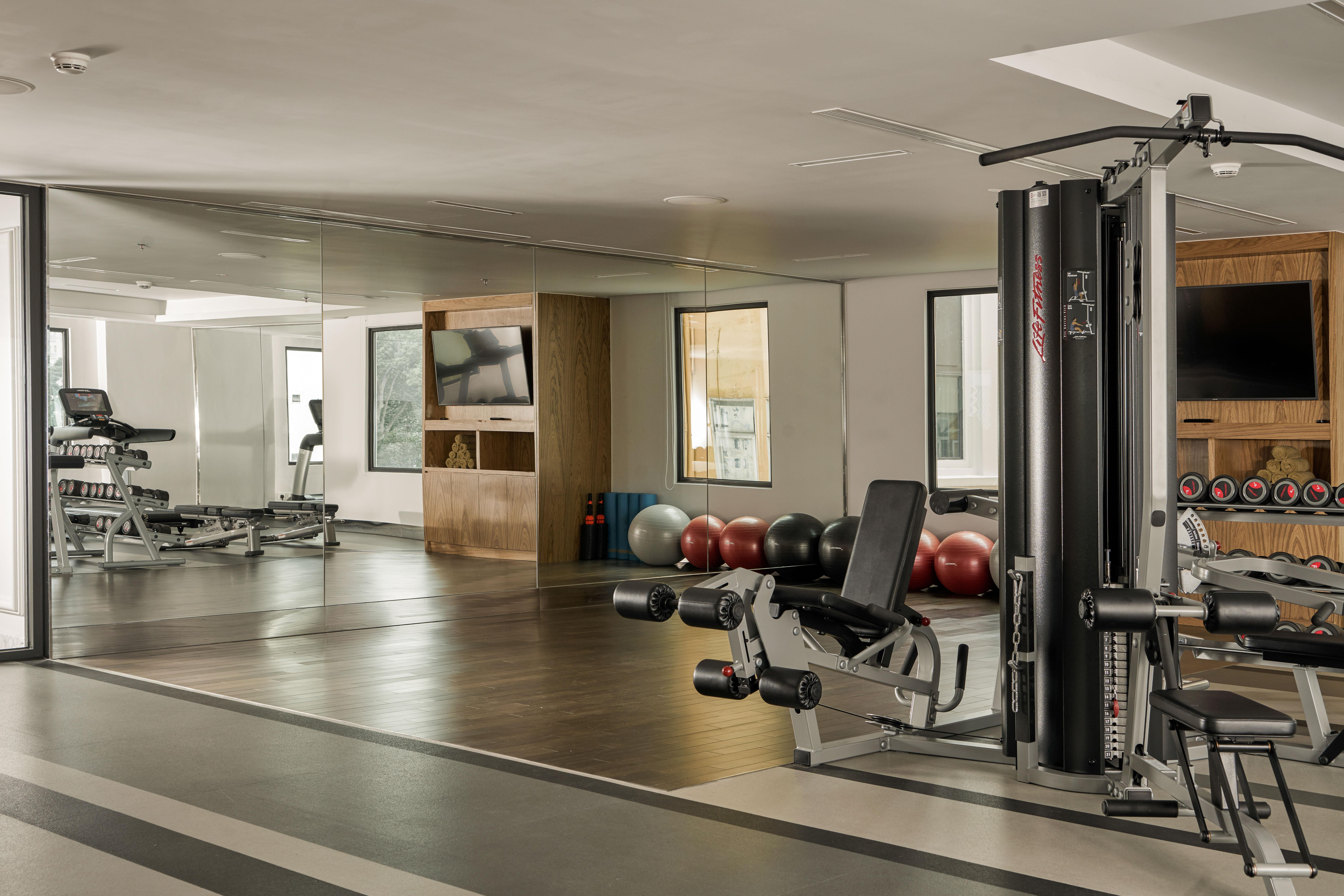 Mai House Saigon Hotel Хошимин Екстериор снимка The gym at The Standard East Village