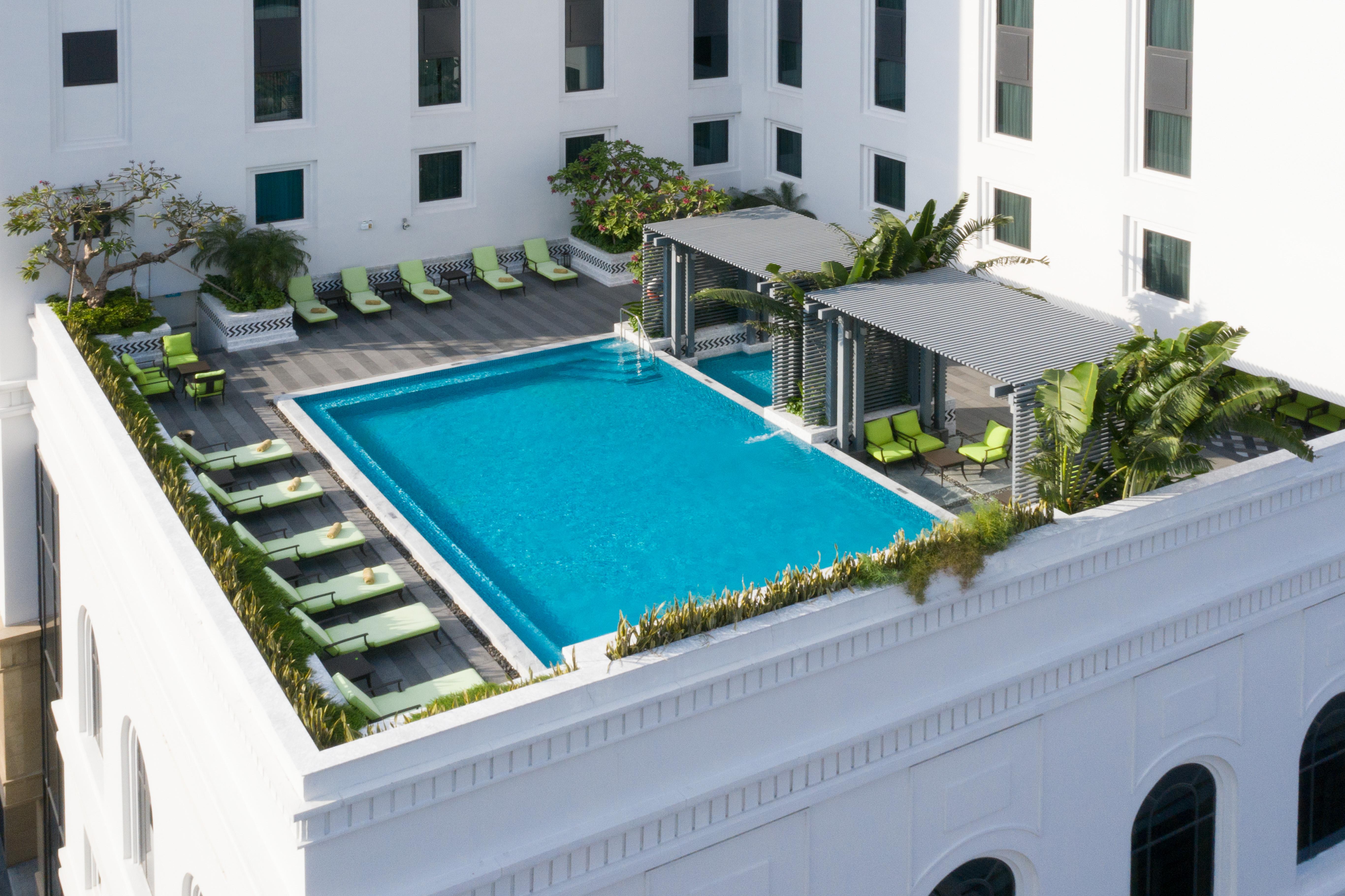 Mai House Saigon Hotel Хошимин Екстериор снимка The hotel's rooftop pool