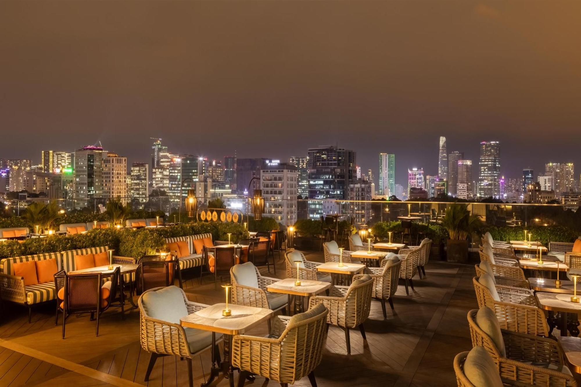 Mai House Saigon Hotel Хошимин Екстериор снимка The View Rooftop Bar