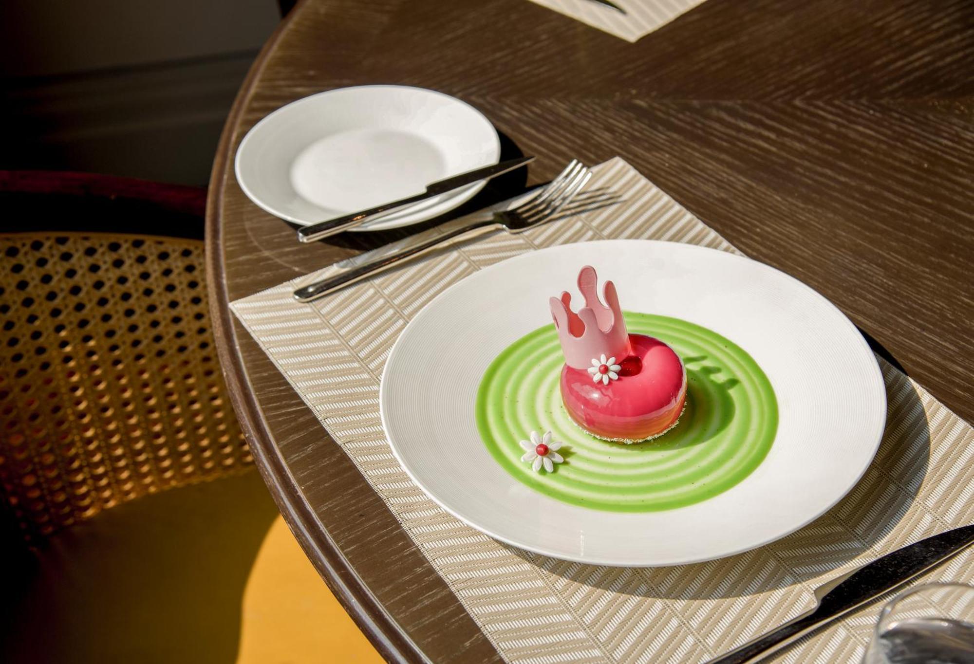 Mai House Saigon Hotel Хошимин Екстериор снимка A dessert