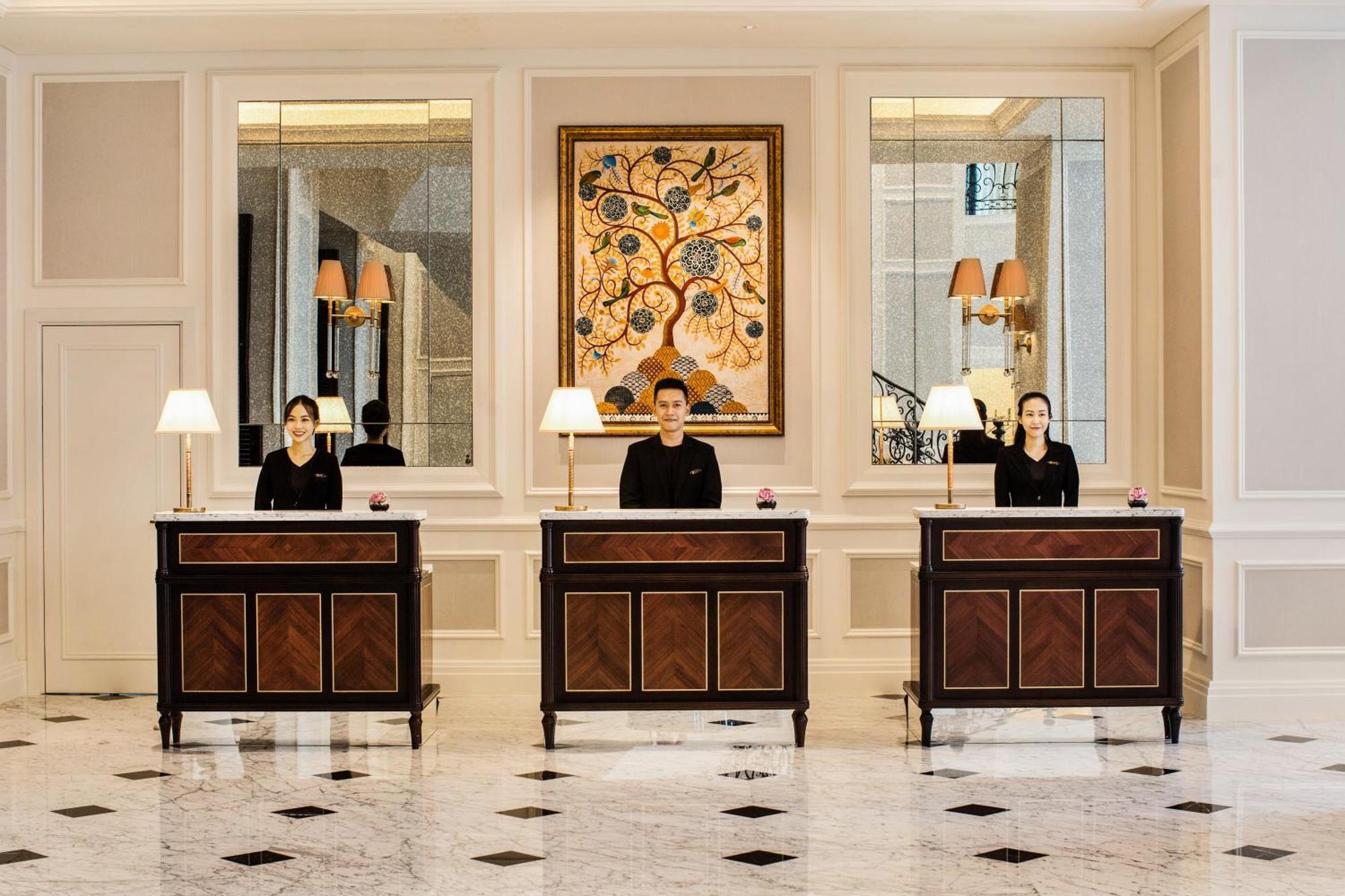 Mai House Saigon Hotel Хошимин Екстериор снимка Concierge desks at the Four Seasons Hotel, London