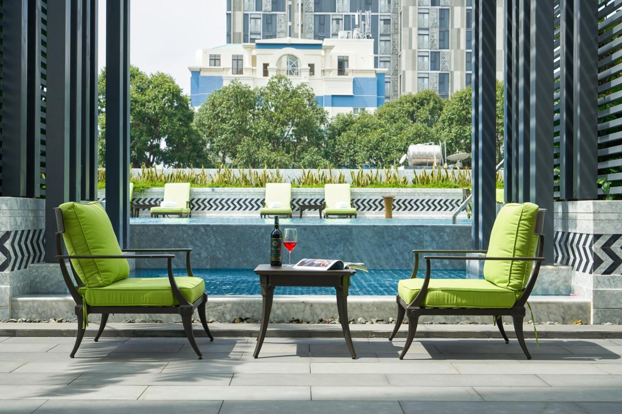 Mai House Saigon Hotel Хошимин Екстериор снимка The pool at the hotel